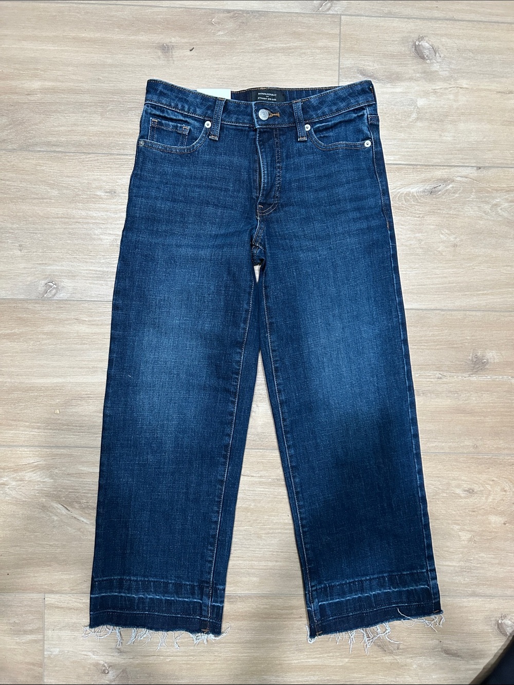 NWT - BANANA REPUBLIC Straight Cropped Jean